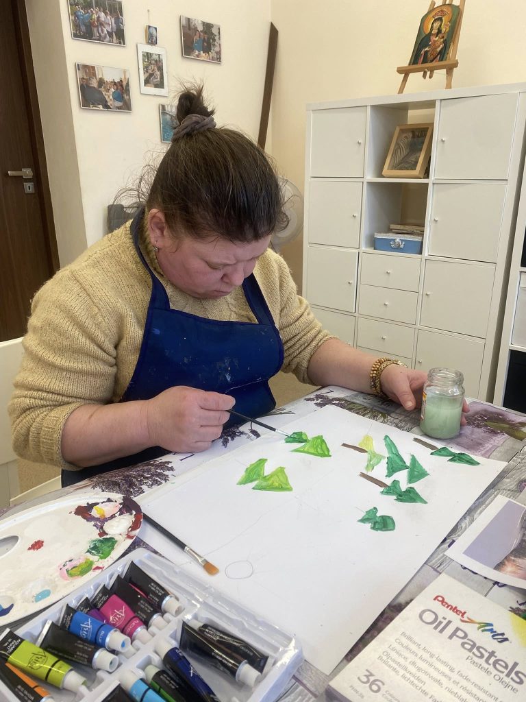 Podopieczna maluje farbami