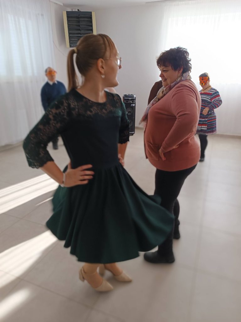 grupa osób tańczy podczas zabawy noworocznej