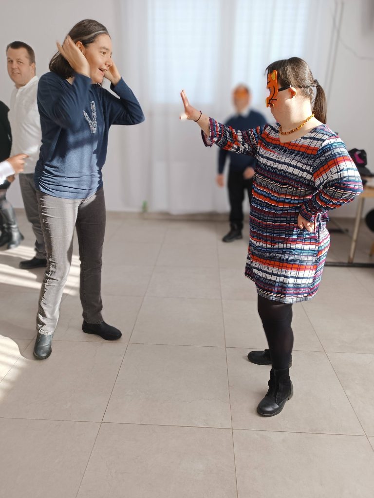 grupa osób tańczy podczas zabawy noworocznej