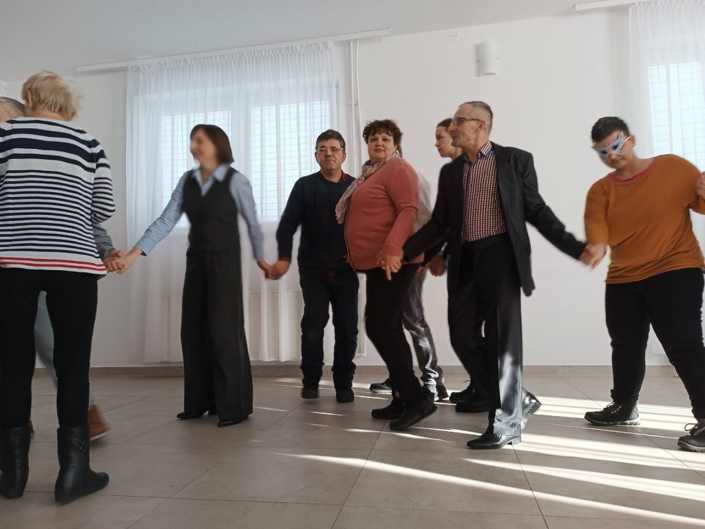 grupa osób tańczy podczas zabawy noworocznej