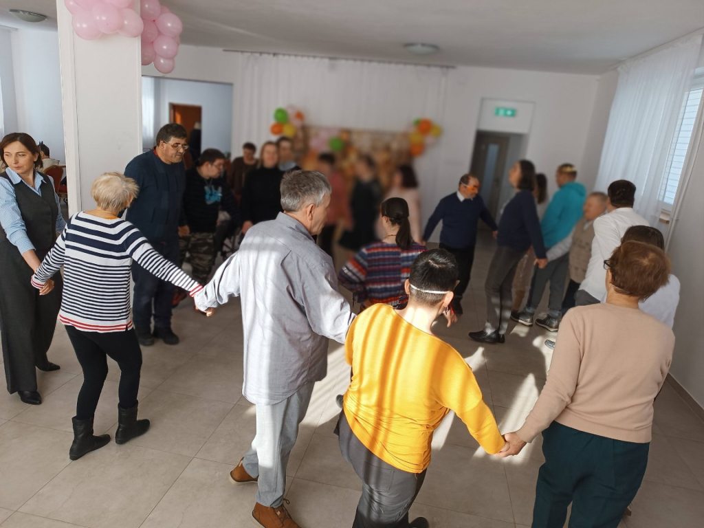 grupa osób tańczy podczas zabawy noworocznej