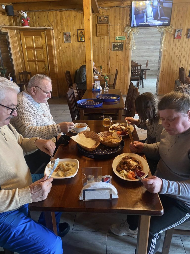 Podopieczni jedzą obiad w restauracji