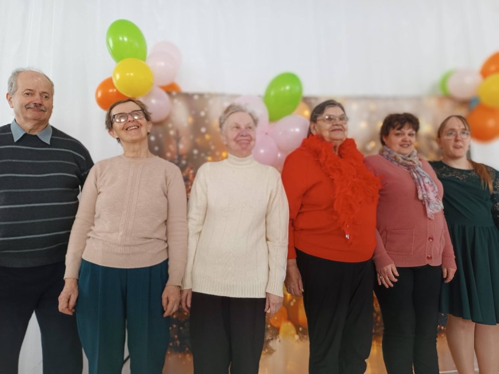 podopieczni pozują do zdjęcia grupowego