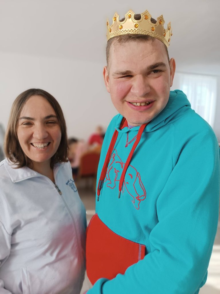 podopieczni tańczą w parze