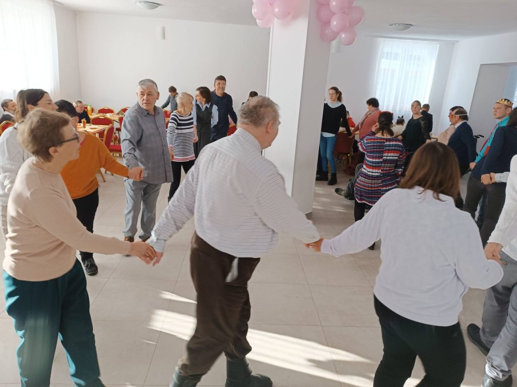 grupa osób tańczy podczas zabawy noworocznej