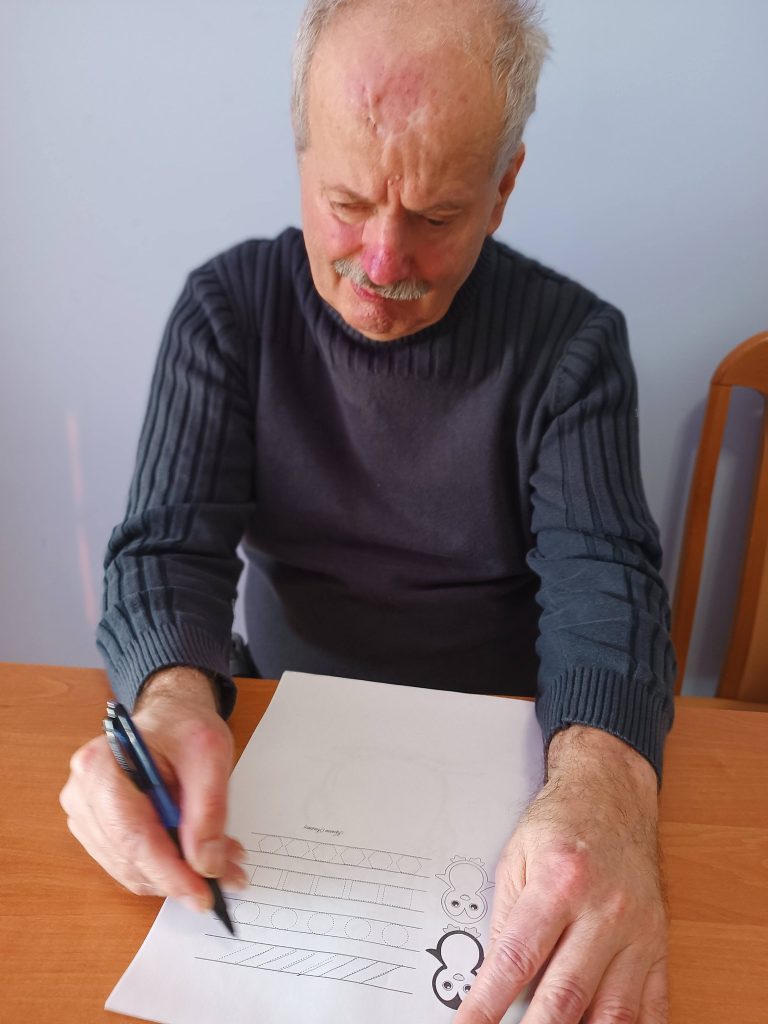 Podopieczny wykonuje zadania edukacyjne