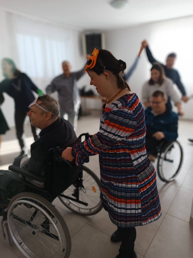 grupa osób tańczy podczas zabawy noworocznej