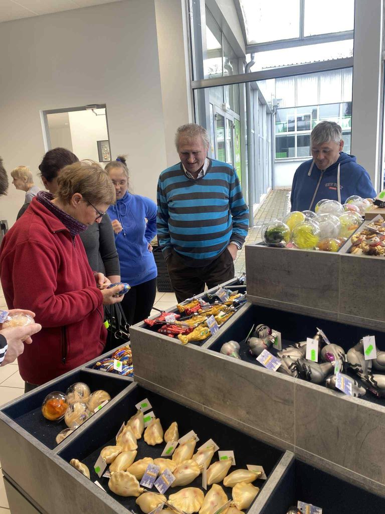 Podopieczni oglądają wystawę szklanych bombek