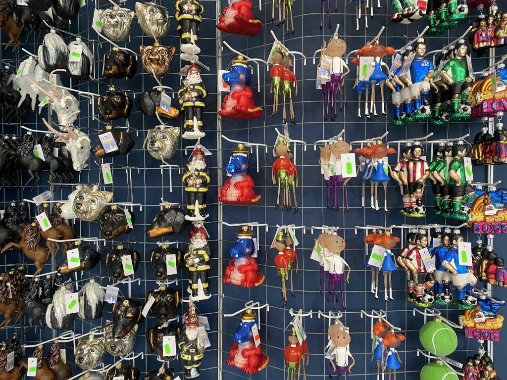 gablota z wyprodukowanymi w manufakturze kolorowymi bombkami