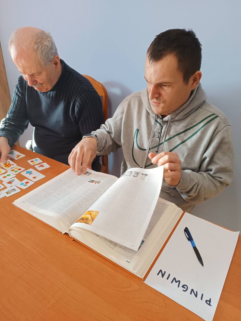 Podopieczni wykonują zadania edukacyjne