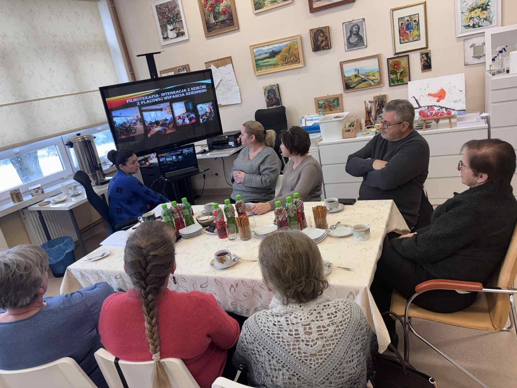zdjęcie grupowe uczestników spotkania grupy wsparcia dla rodzin podopiecznych ŚDS w Zagórzanach