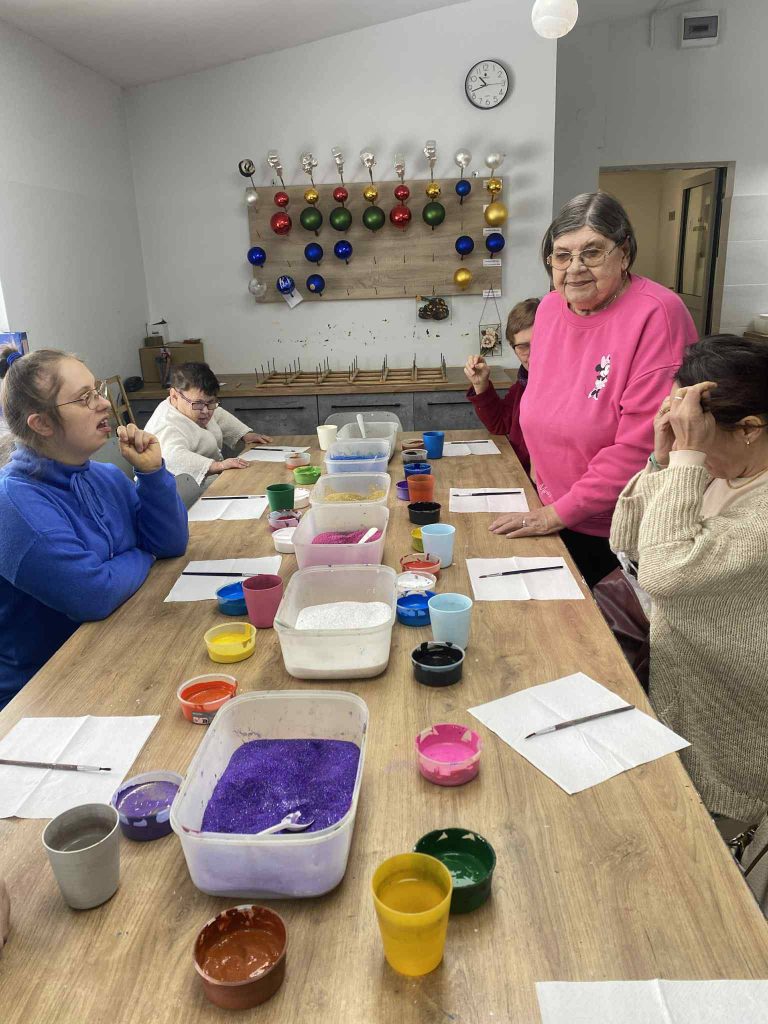 podopieczni biorący udział w warsztatach zdobienia bombek