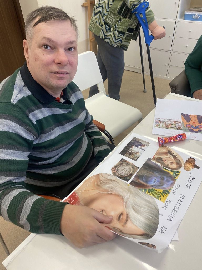 podopieczny przygotowuje kolaż wycinków z gazet