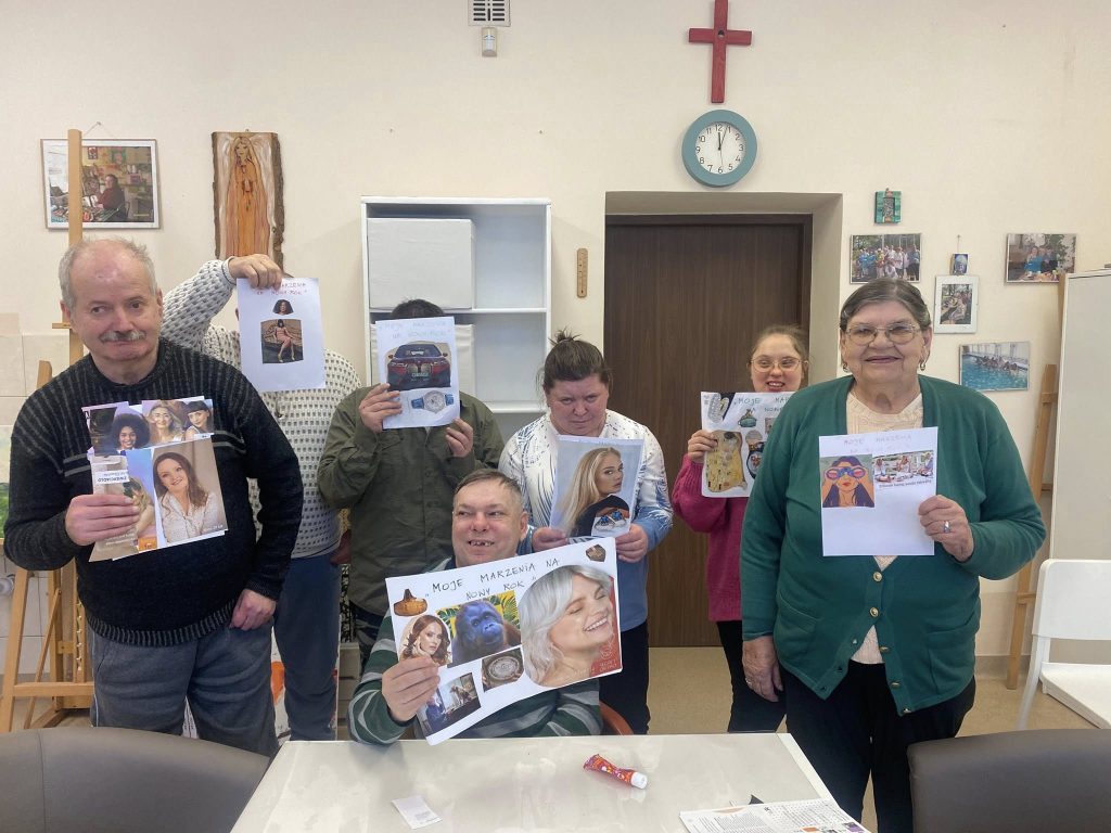 podopieczni prezentują przygotowane przez siebie prace plastyczne