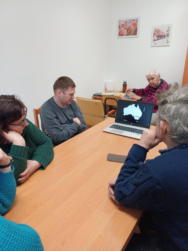 Podopieczni oglądają dokument o Australii