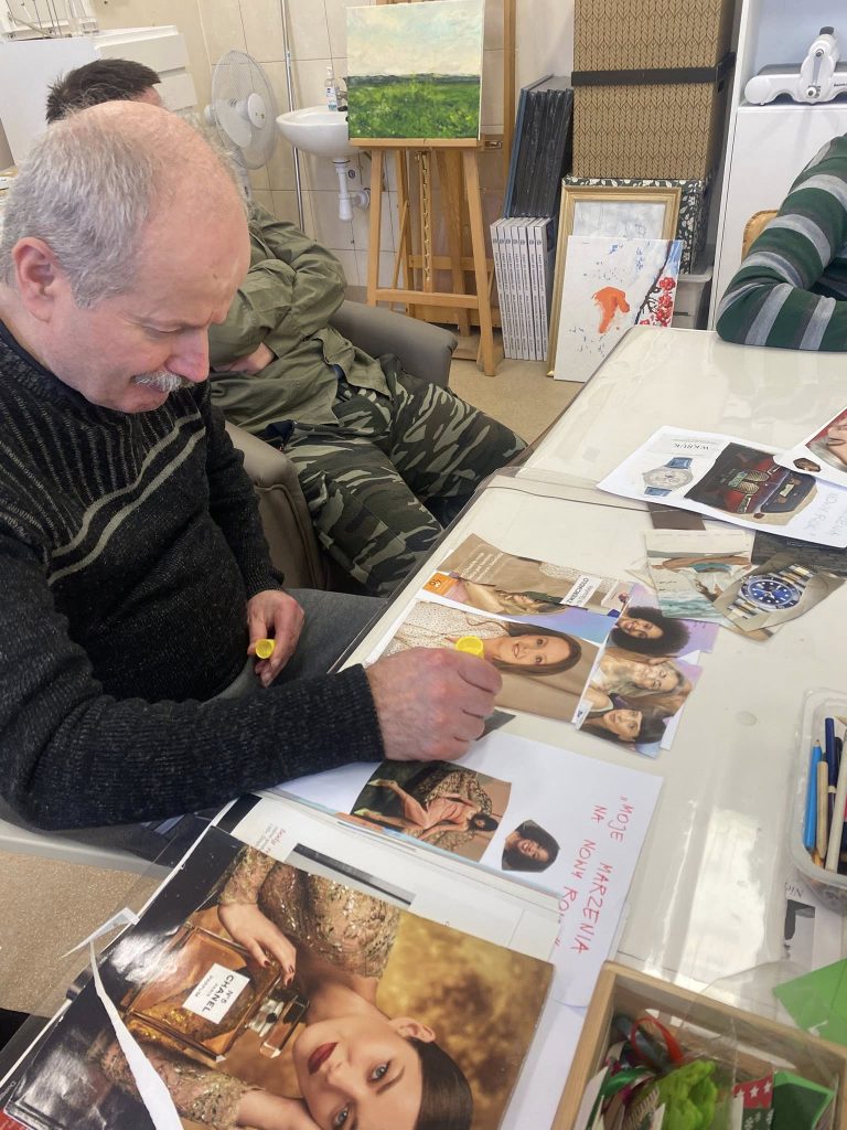 podopieczny przygotowuje kolaż wycinków z gazet