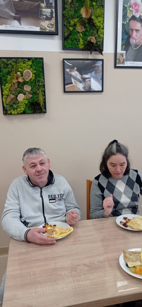 Podopieczni degustują naleśniki i sałatkę owocową