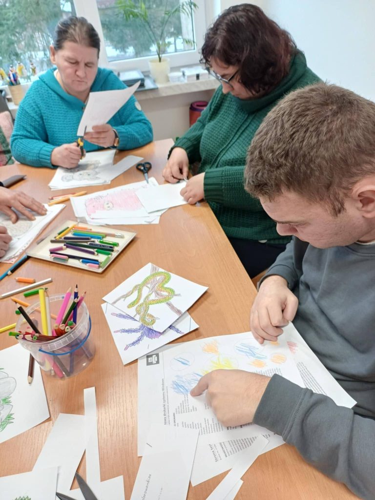 Podopieczni wykonują zadania edukacyjne