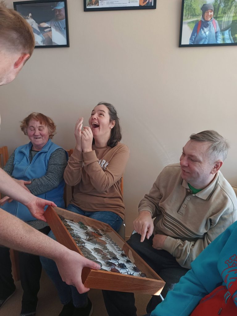 Podopieczni oglądają gablotkę z chrząszczami