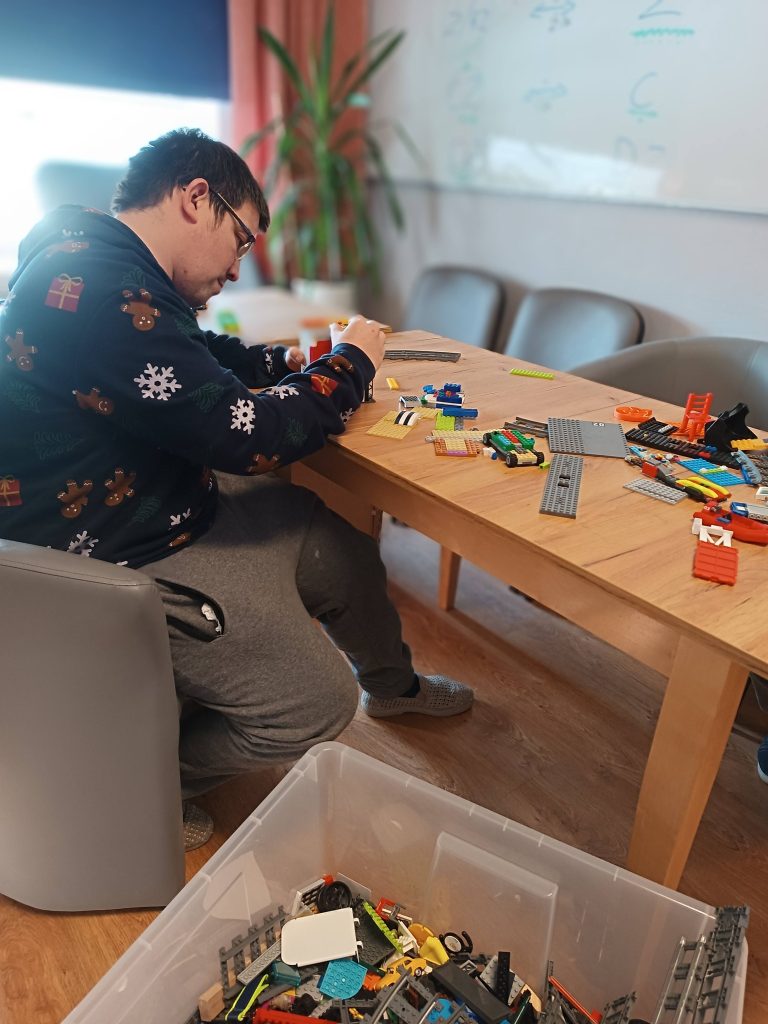 Podopieczny składa klocki lego