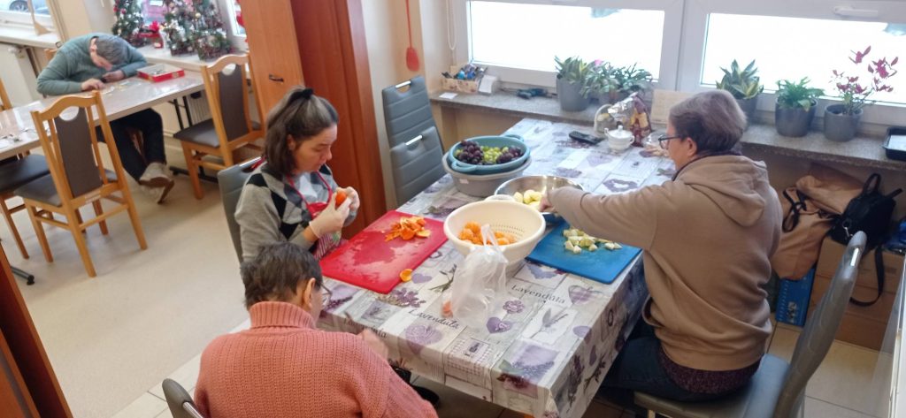 Podopieczne przygotowują sałatkę owocową