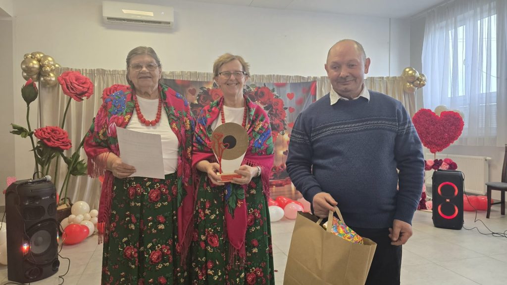 Podopieczni odbierają statuetkę i upominki za udział