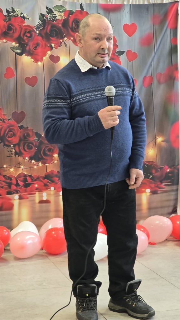 Podopieczny śpiewa podczas swojego występu solowego