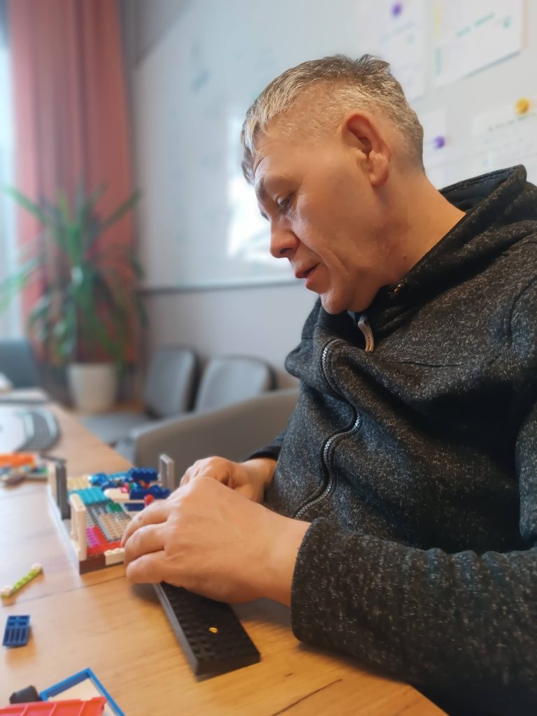 Podopieczny składa klocki lego
