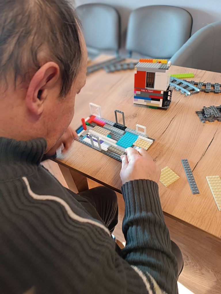 Podopieczny składa klocki lego
