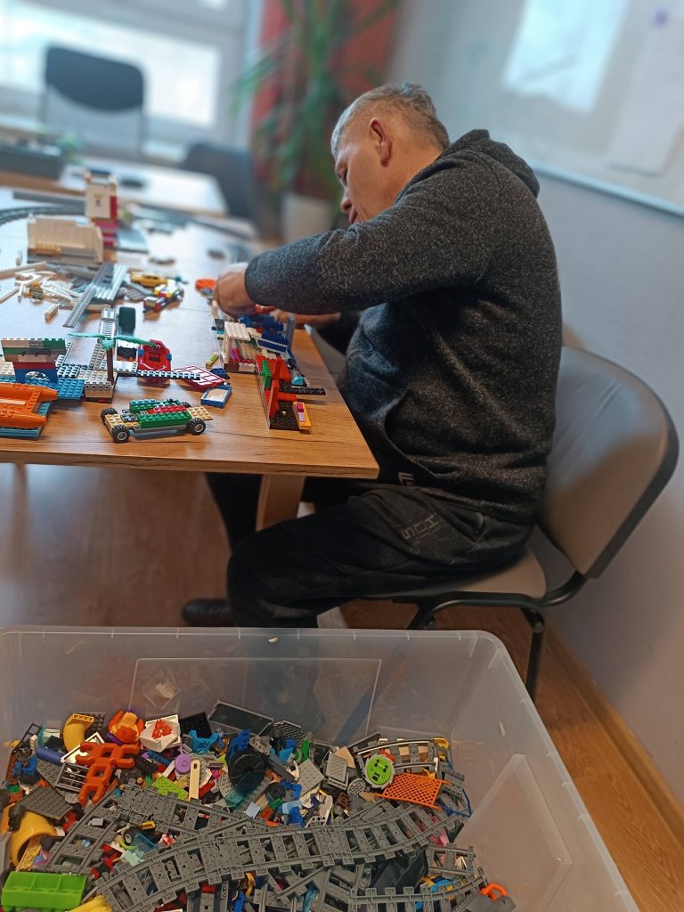 Podopieczny składa klocki lego