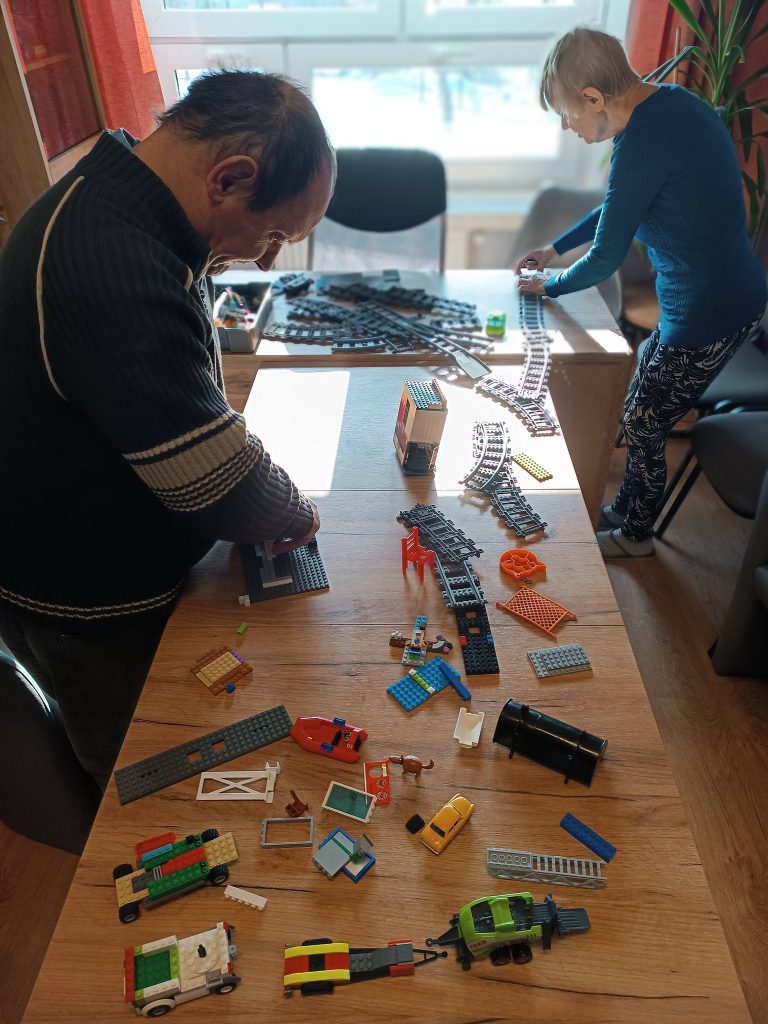 Podopieczni składają klocki lego