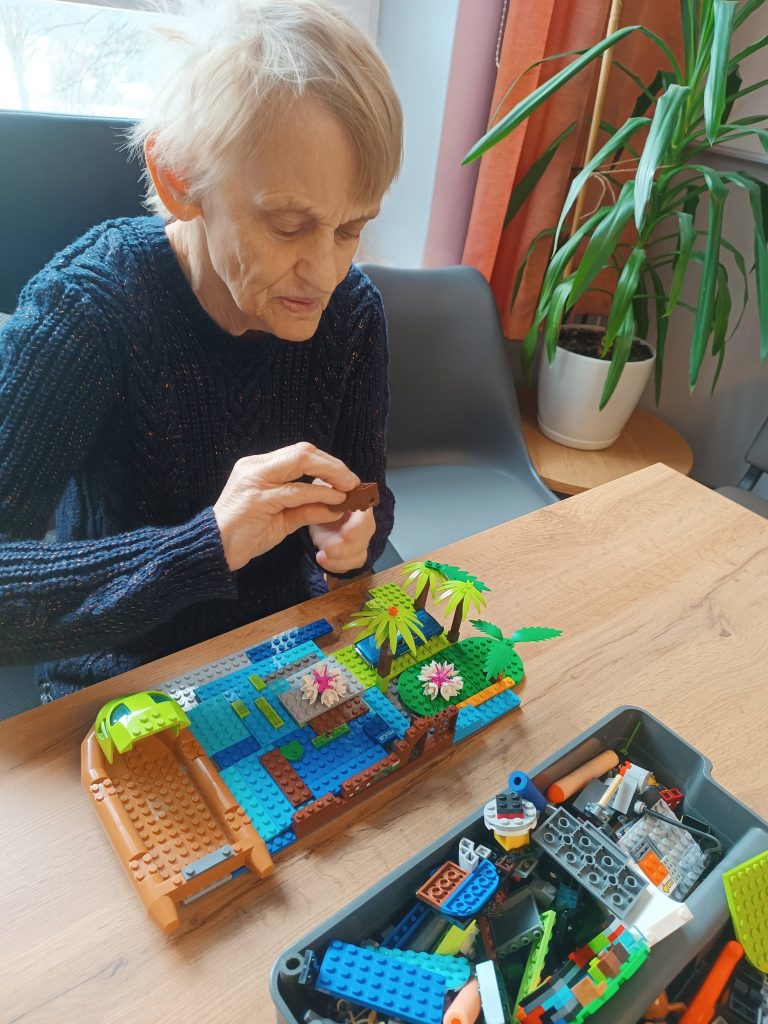 Podopieczna składa klocki lego