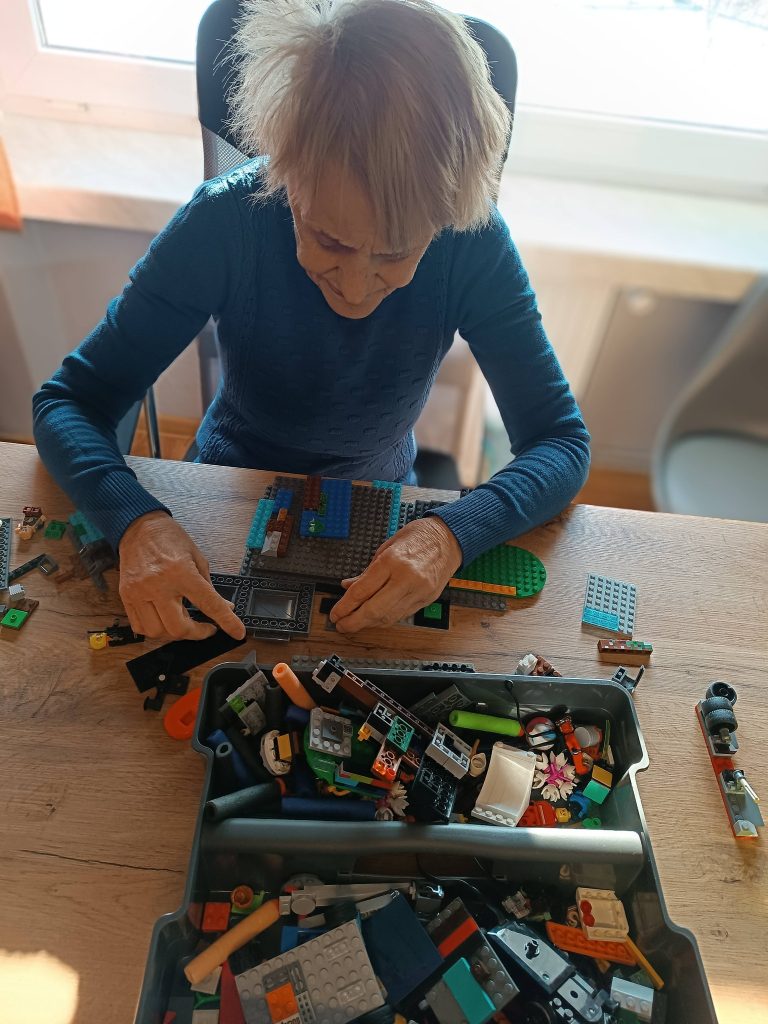Podopieczna składa klocki lego