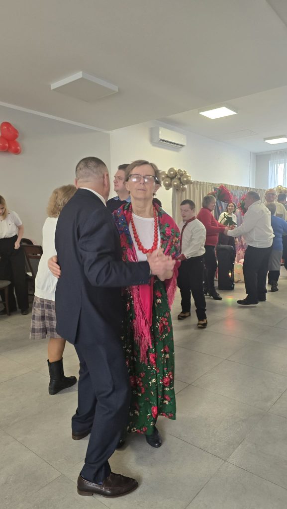 Podopieczni tańczą w parach