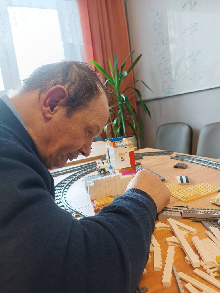 Podopieczny składa klocki lego