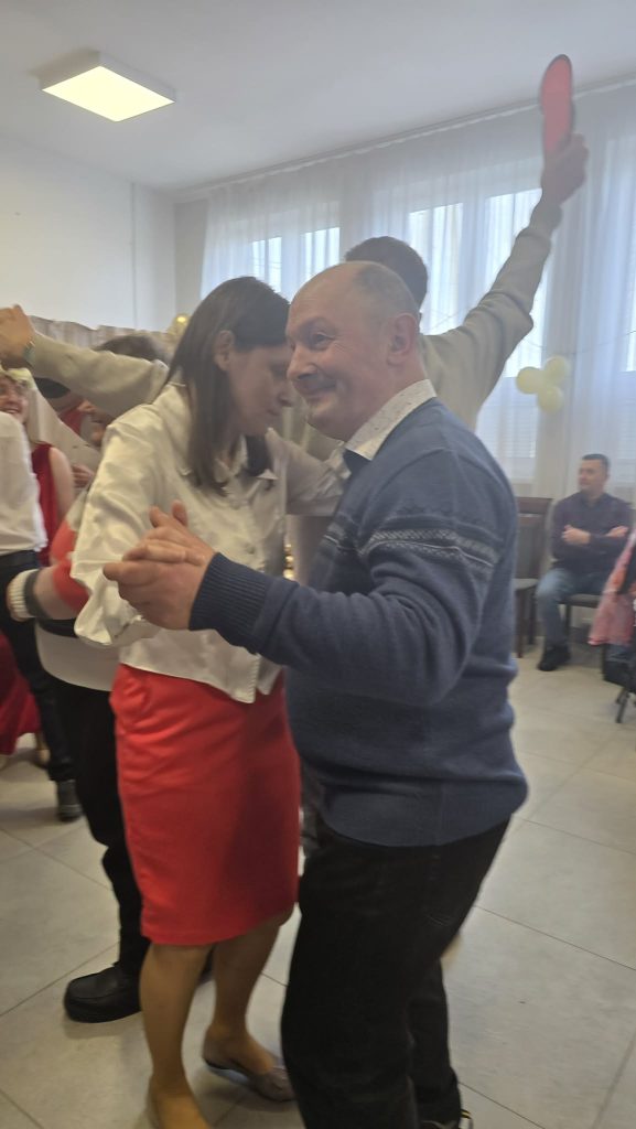 Podopieczni tańczą w parach