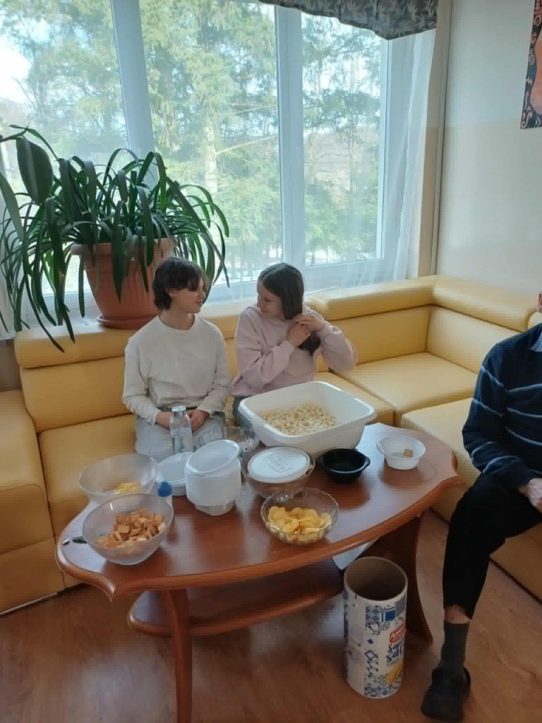 zdjęcie osób obsługujących stolik z przekąskami