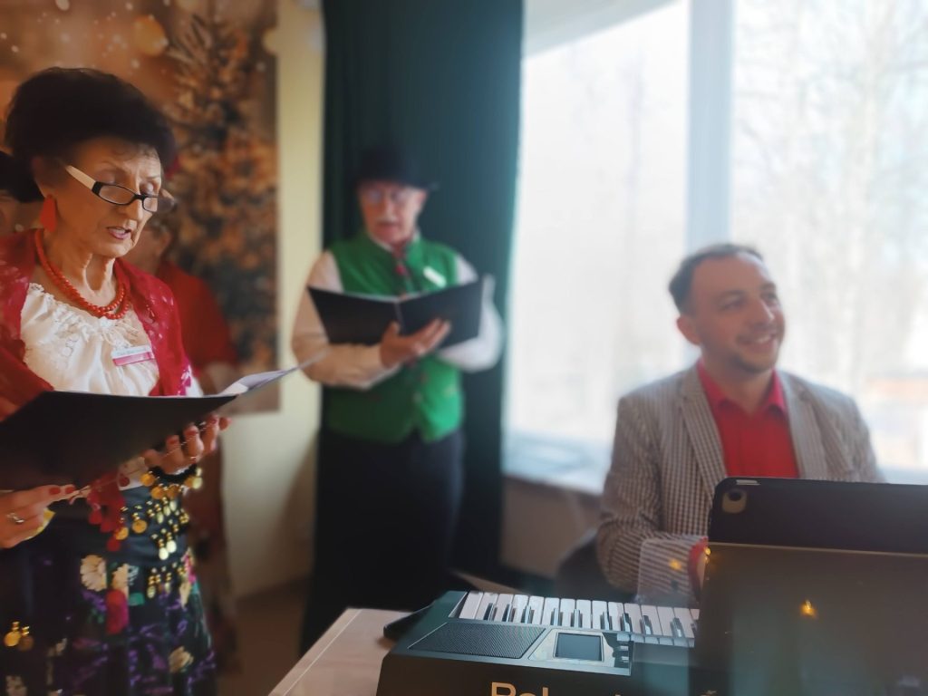 zdjęcie grupowe chóru Złota Jesień podczas występu w ŚDS