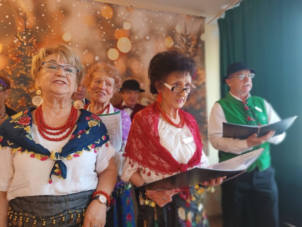 zdjęcie grupowe chóru Złota Jesień podczas występu w ŚDS