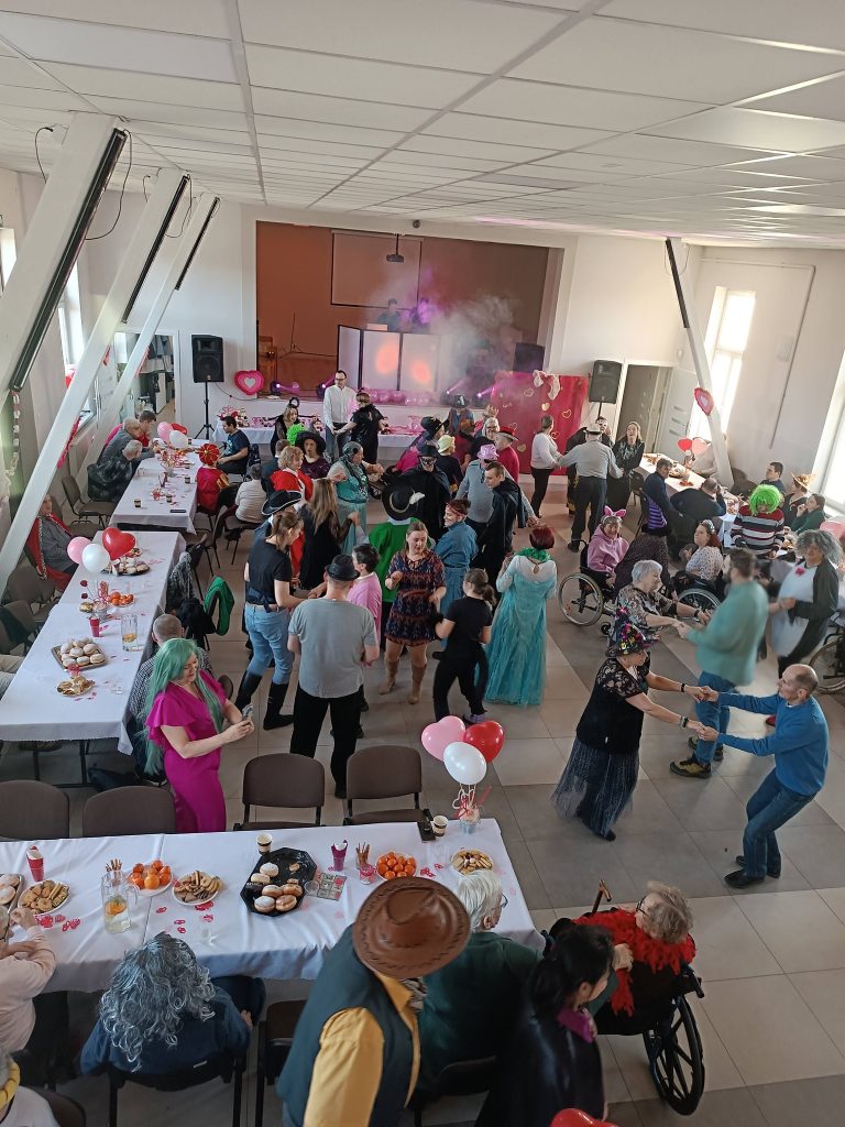 grupa osób tańczy podczas zabawy karnawałowej