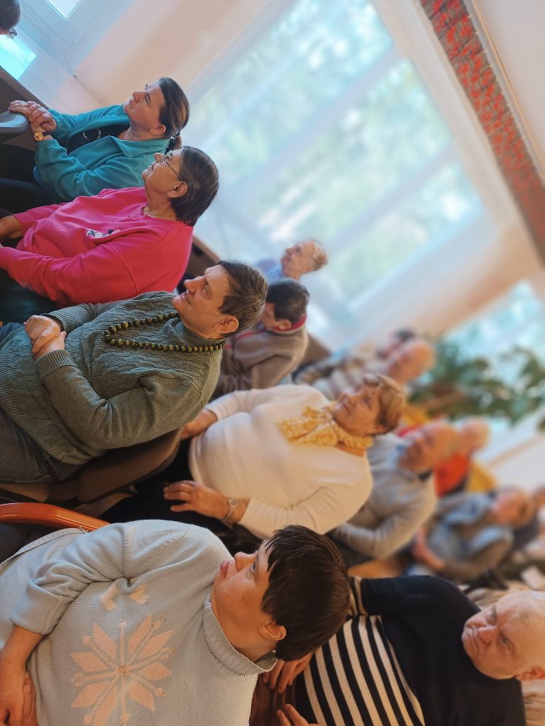 grupa podopiecznych słuchająca występu Chóru Złota Jesień