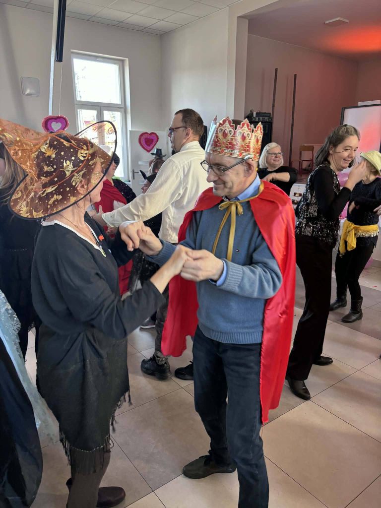 grupa osób tańczy podczas zabawy karnawałowej