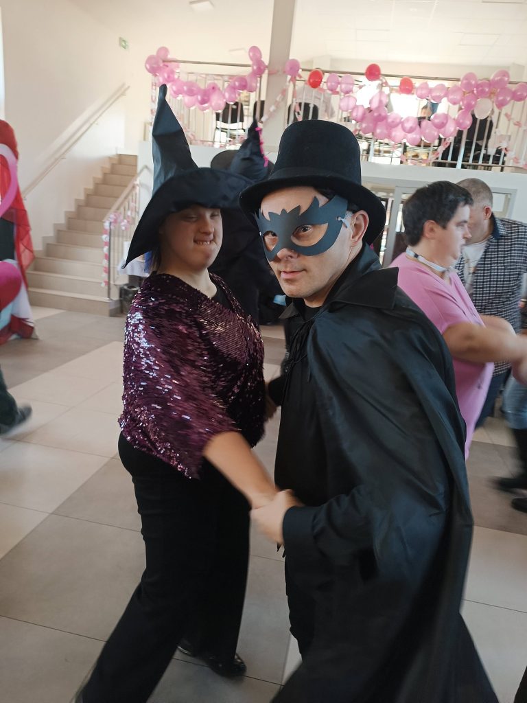 grupa osób tańczy podczas zabawy karnawałowej