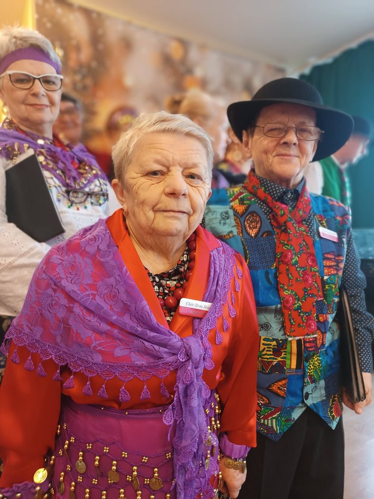 zdjęcie grupowe chóru Złota Jesień podczas występu w ŚDS