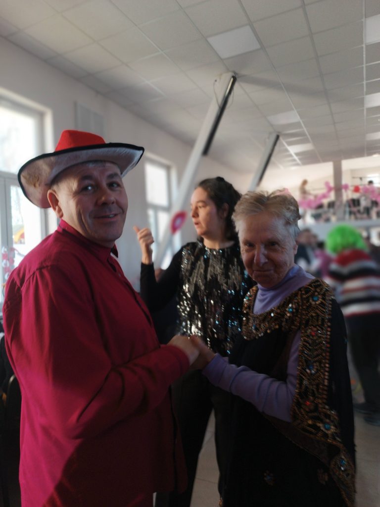 grupa osób tańczy podczas zabawy karnawałowej