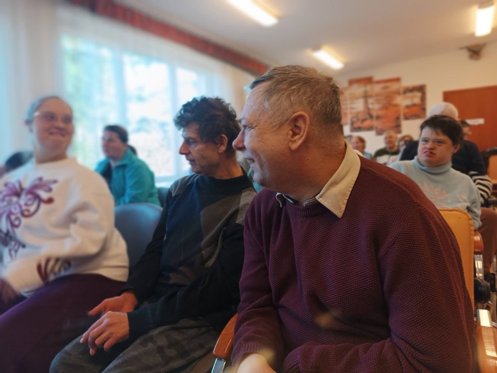 grupa podopiecznych słuchająca występu Chóru Złota Jesień