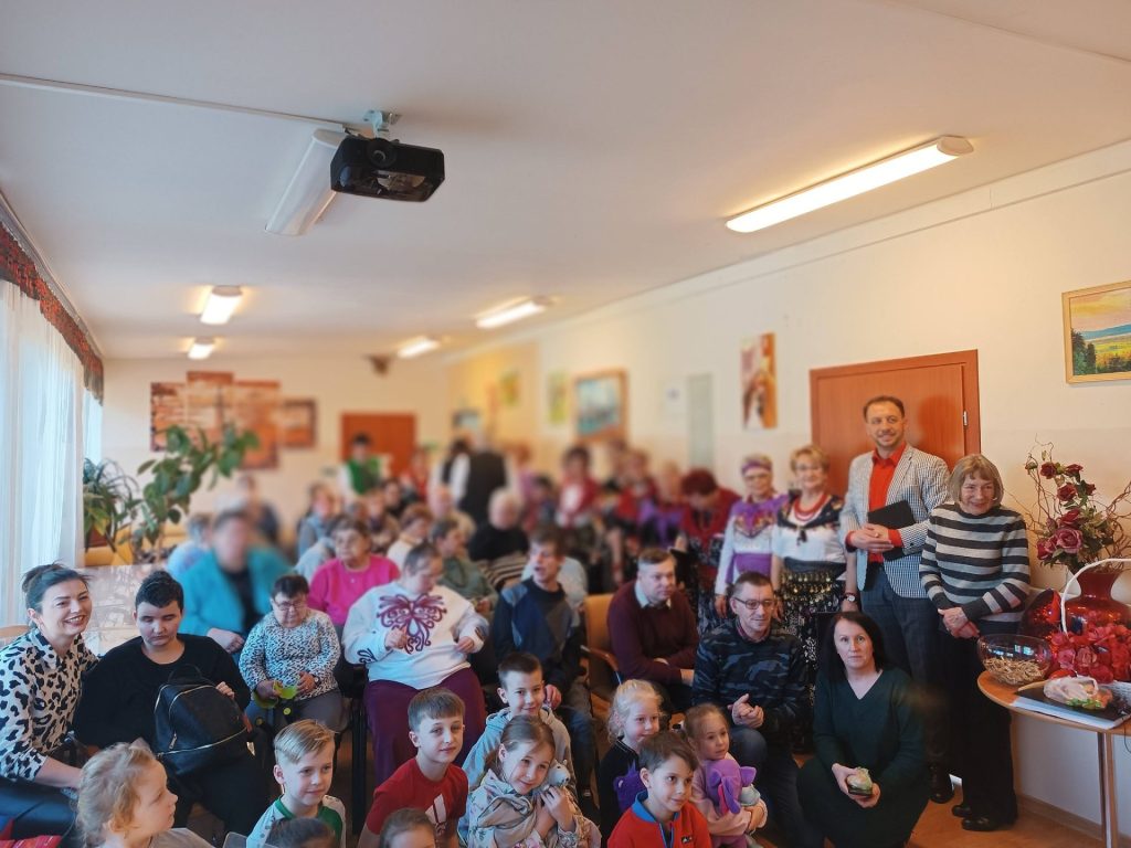 zdjęcie grupowe Chóru wraz z dziećmi z PWD i podopiecznymi ŚDS
