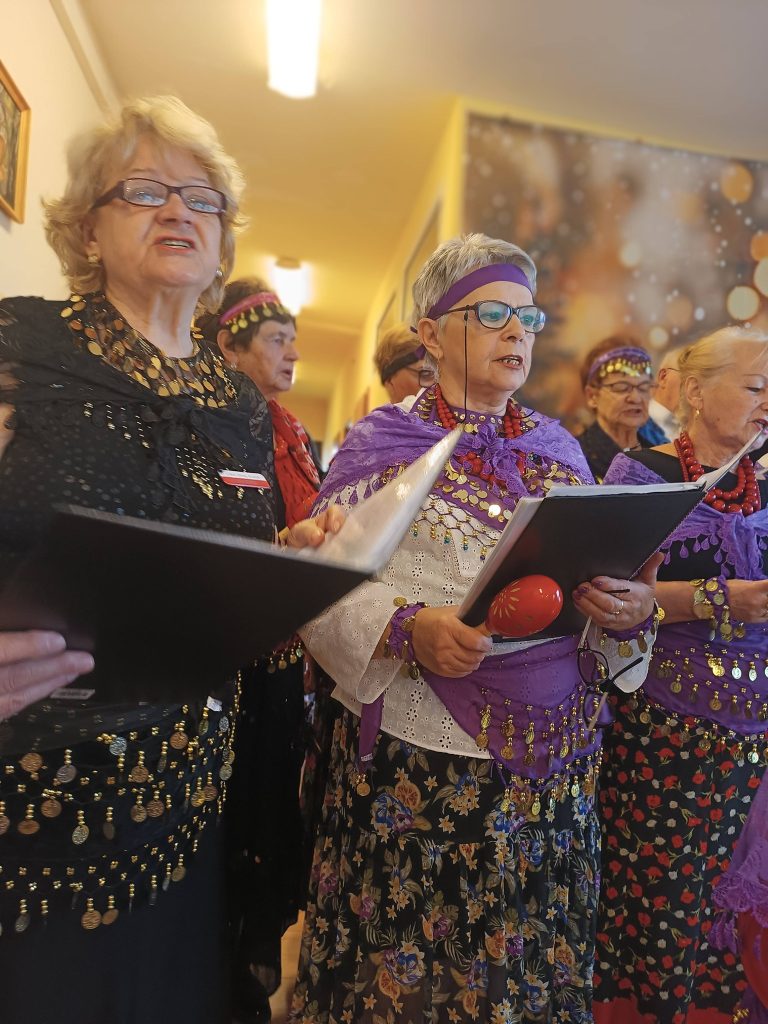 zdjęcie grupowe chóru Złota Jesień podczas występu w ŚDS