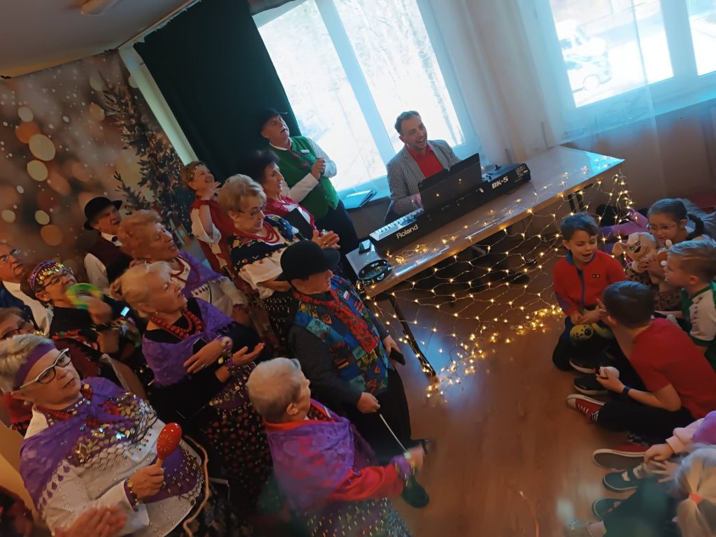 zdjęcie grupowe chóru Złota Jesień podczas występu w ŚDS