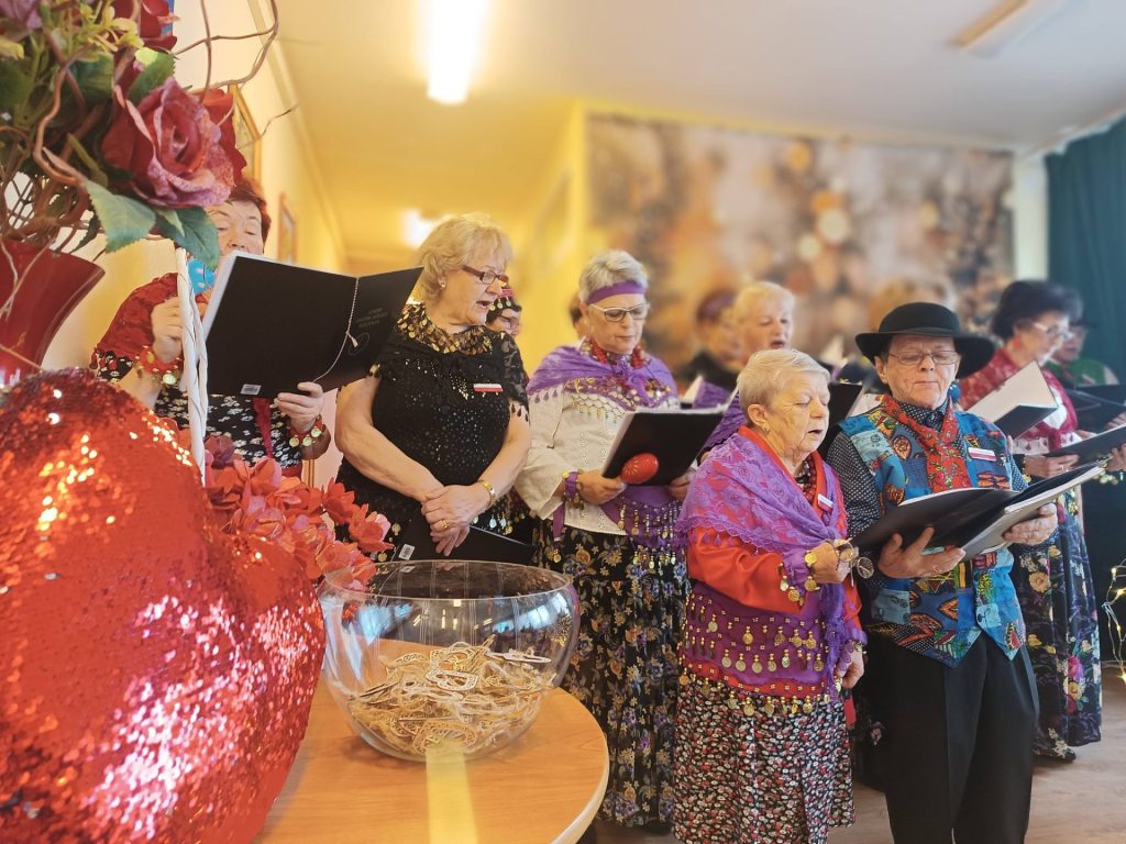 zdjęcie grupowe chóru Złota Jesień podczas występu w ŚDS